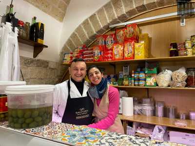 �Qui per i clienti � sempre stato come stare in famiglia � interviene Rosa, moglie di Nicola �. Ogni mattina continuano a venire le stesse persone a comprare il latte fresco, anche in pigiama. Conosciamo i gusti di tutti e a loro basta infatti chiedere �il solito��